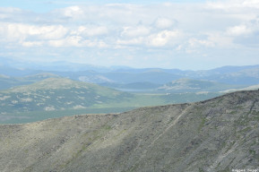 далеко